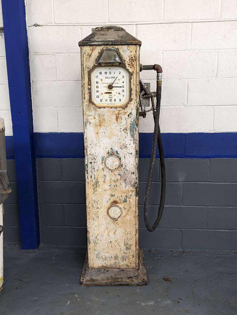 <p>&nbsp;1930's Avery Hardoll Clock Face Petrol Pump</p>