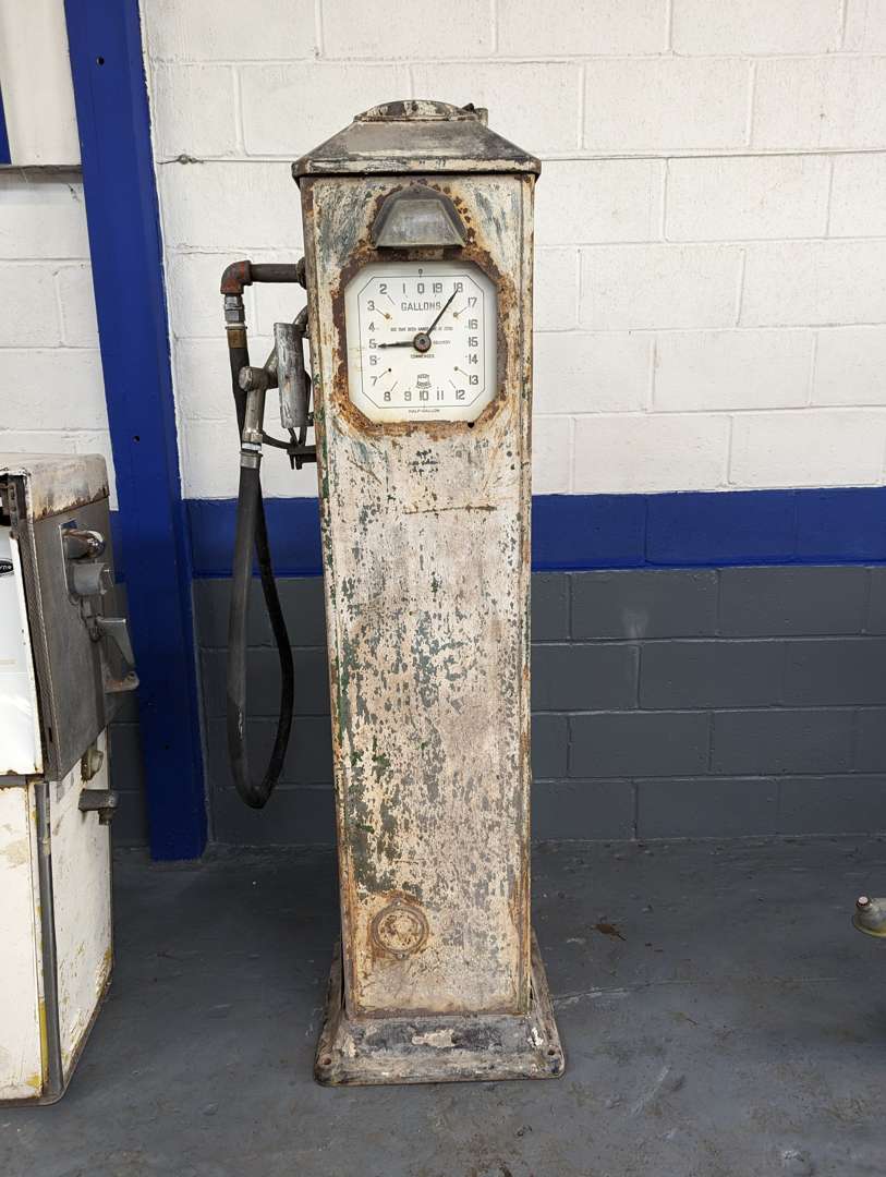 <p>&nbsp;1930's Avery Hardoll Clock Face Petrol Pump</p>