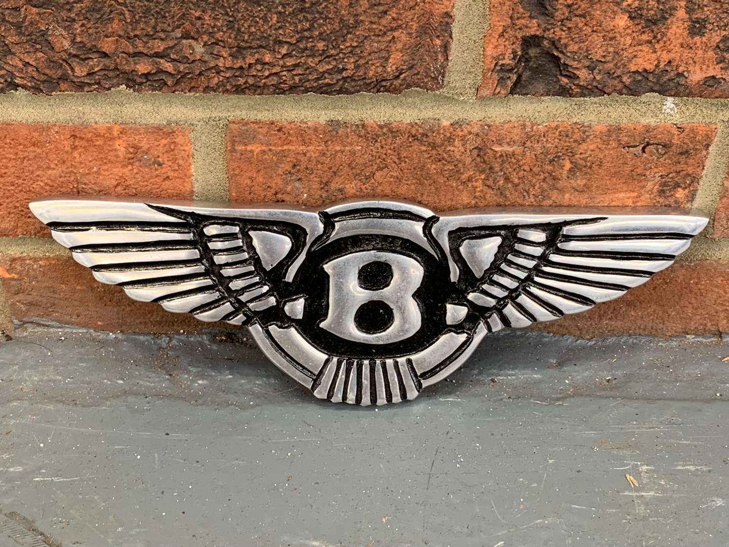 <p>Small Cast Aluminium Bentley Emblem Sign</p>