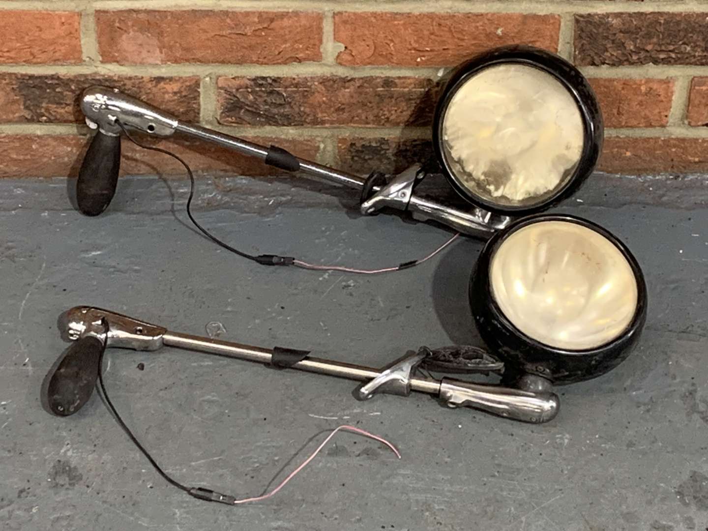 <p>Pair of Directional Hand Lights</p>