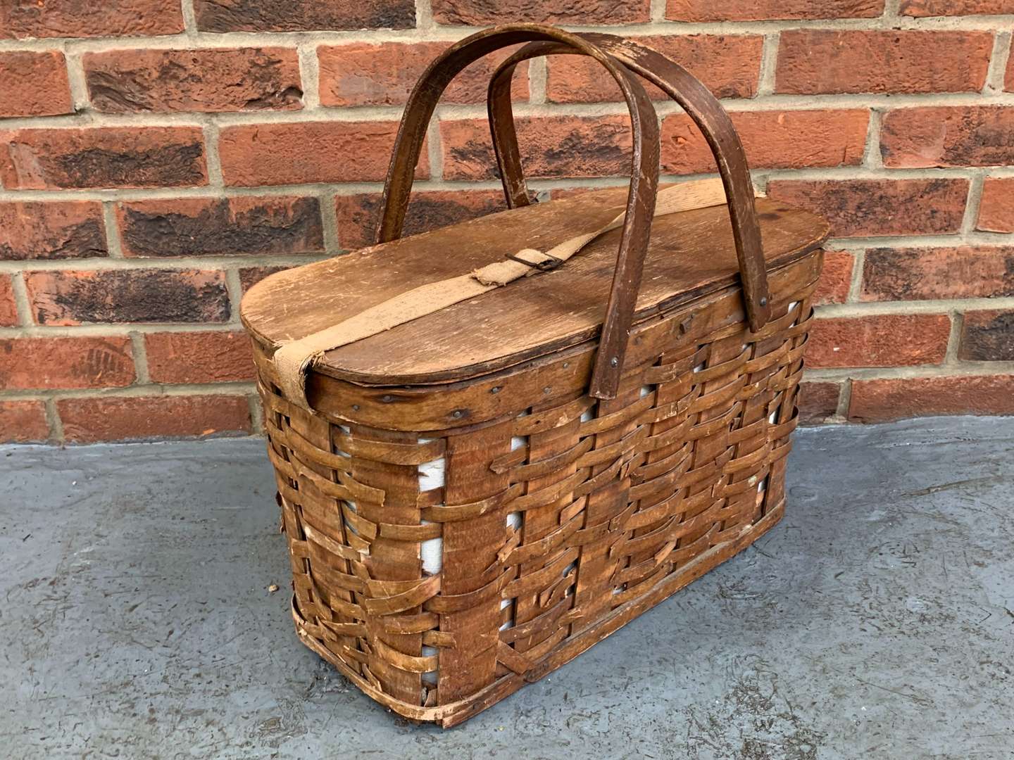 <p>Early 20th Century Wicker Hamper/Cool Basket By Hawkeye</p>