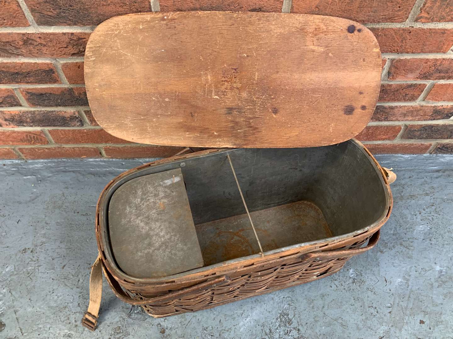 <p>Early 20th Century Wicker Hamper/Cool Basket By Hawkeye</p>