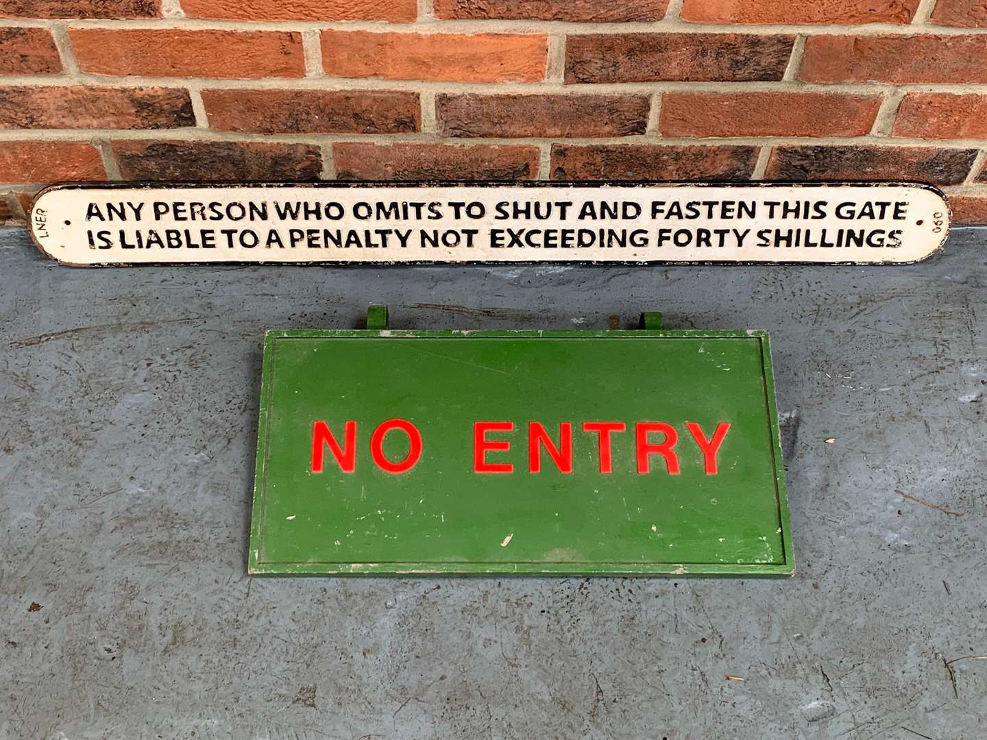 <p>Cast Iron Shut the Gate and NO ENTRY Signs (2)</p>