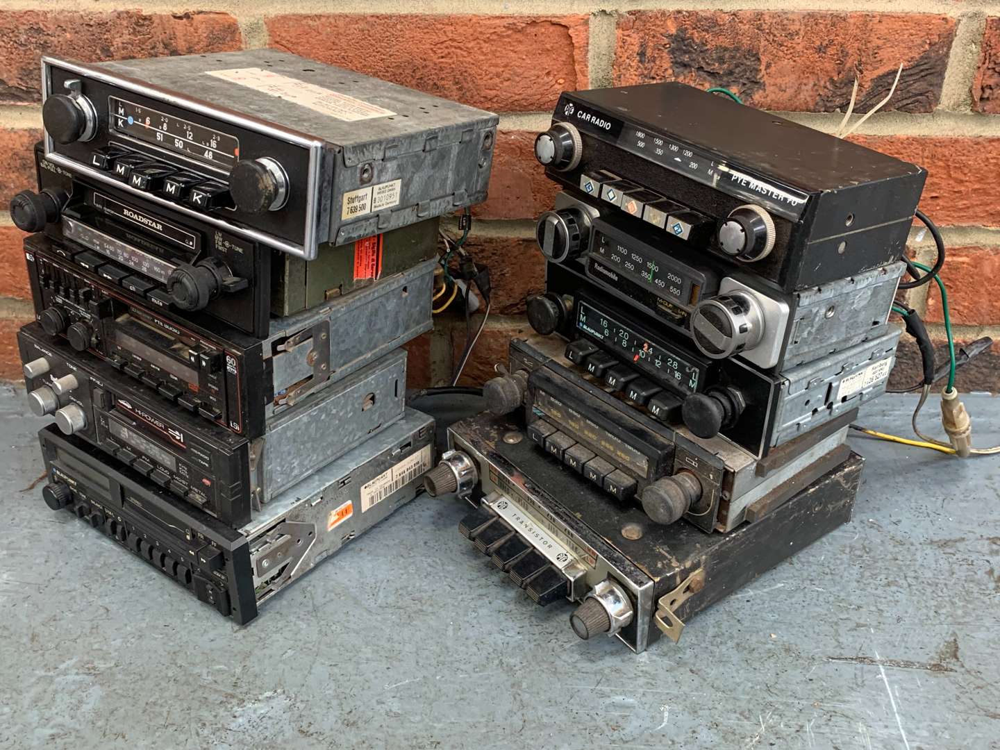<p>Quantity of Classic Car Radios</p>