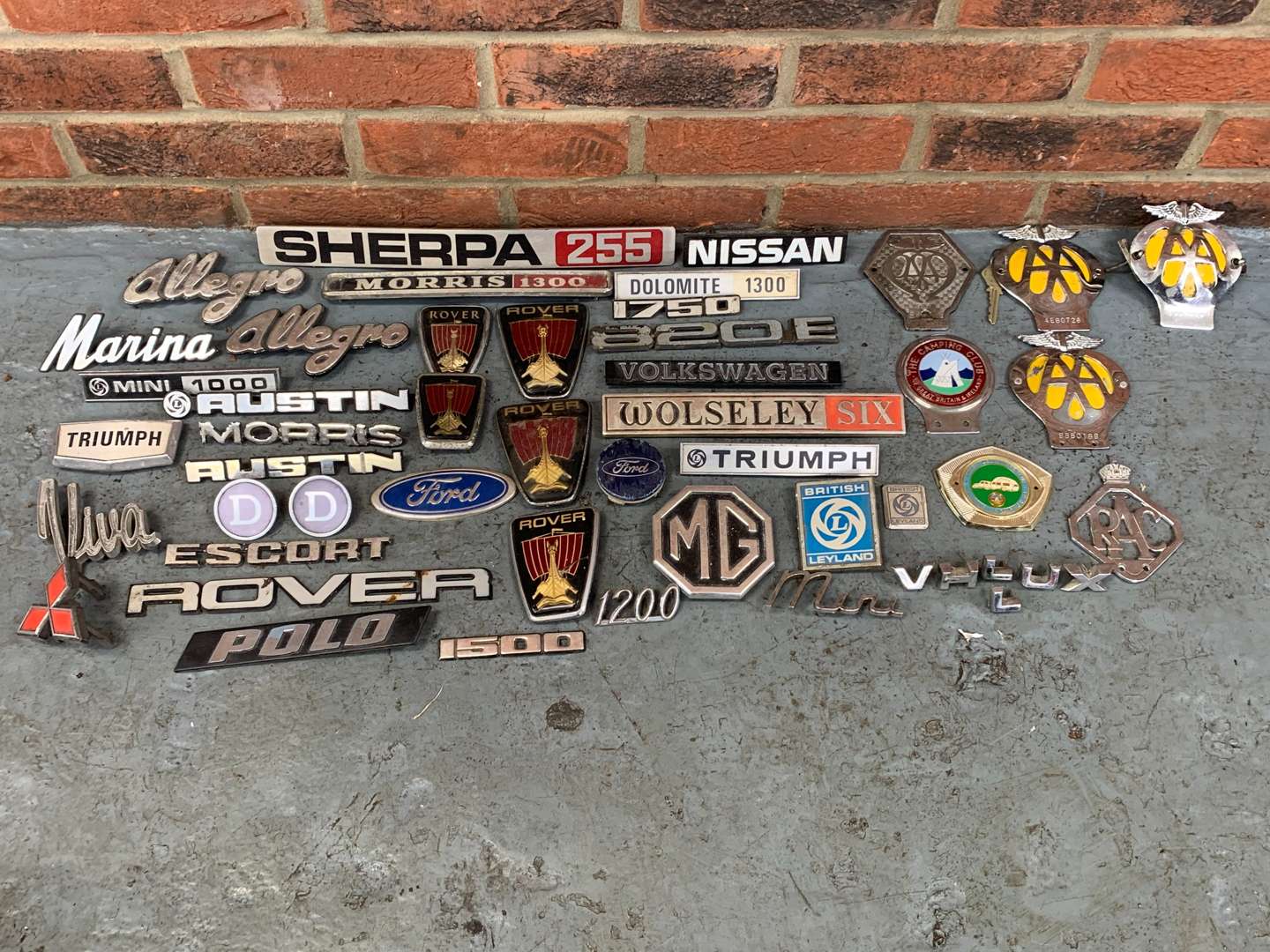 <p>Mixed Lot of Classic Car Badges</p>