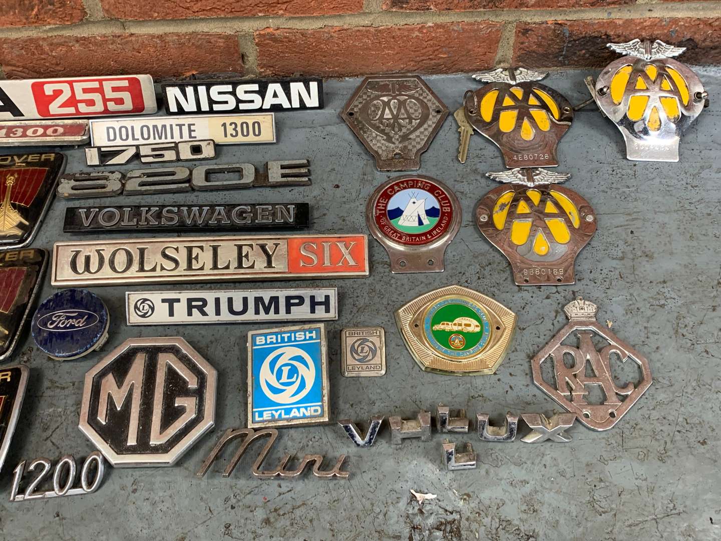 <p>Mixed Lot of Classic Car Badges</p>