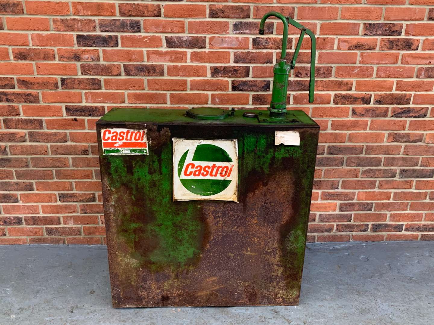 <p>Castrol Oil Dispenser&nbsp;</p>