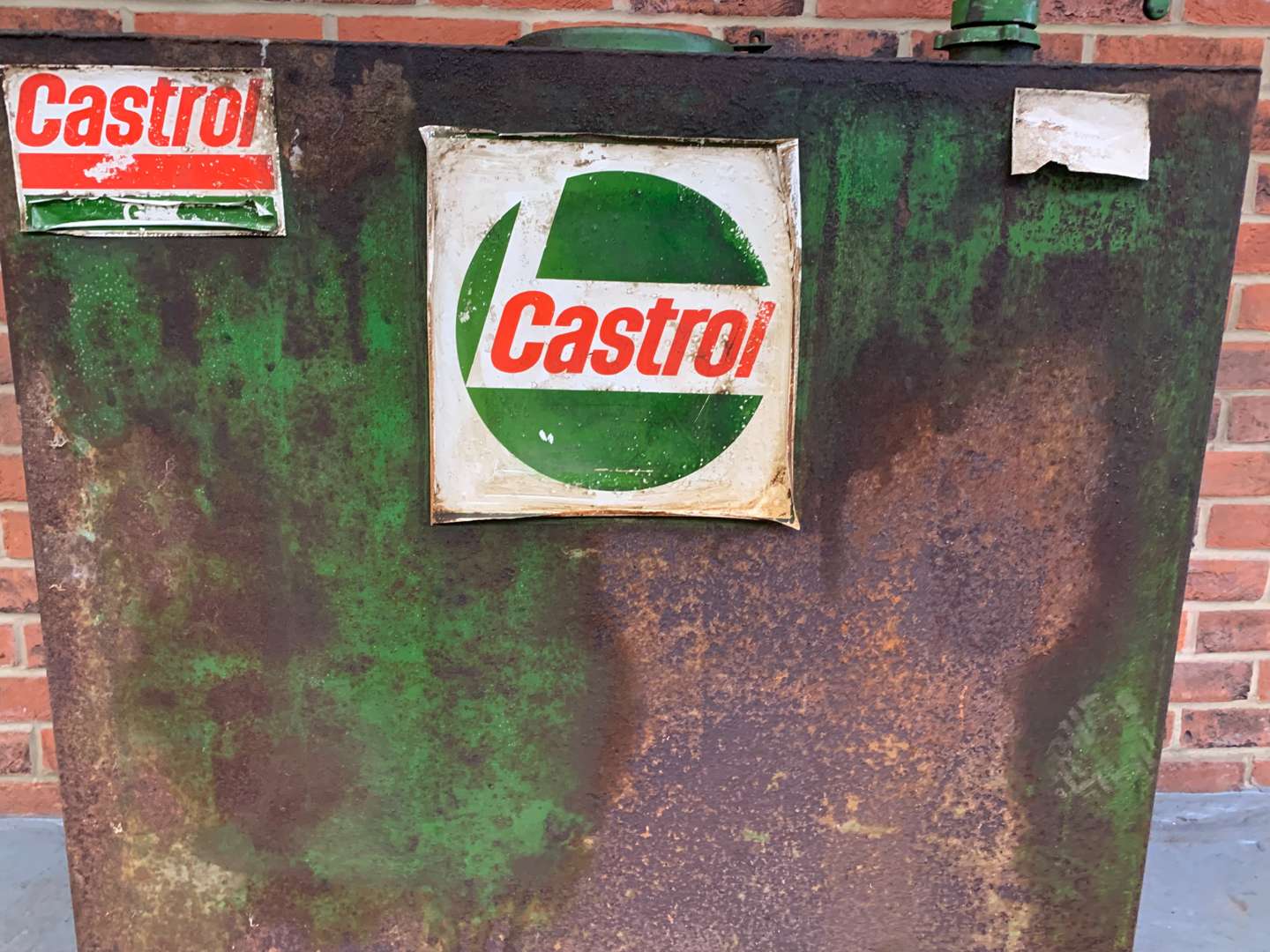 <p>Castrol Oil Dispenser&nbsp;</p>