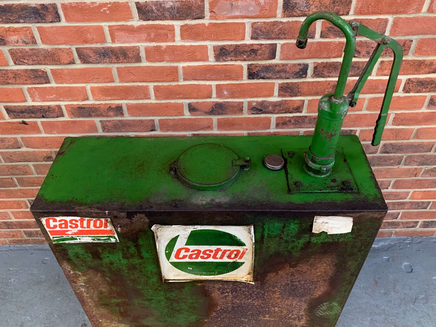 <p>Castrol Oil Dispenser&nbsp;</p>