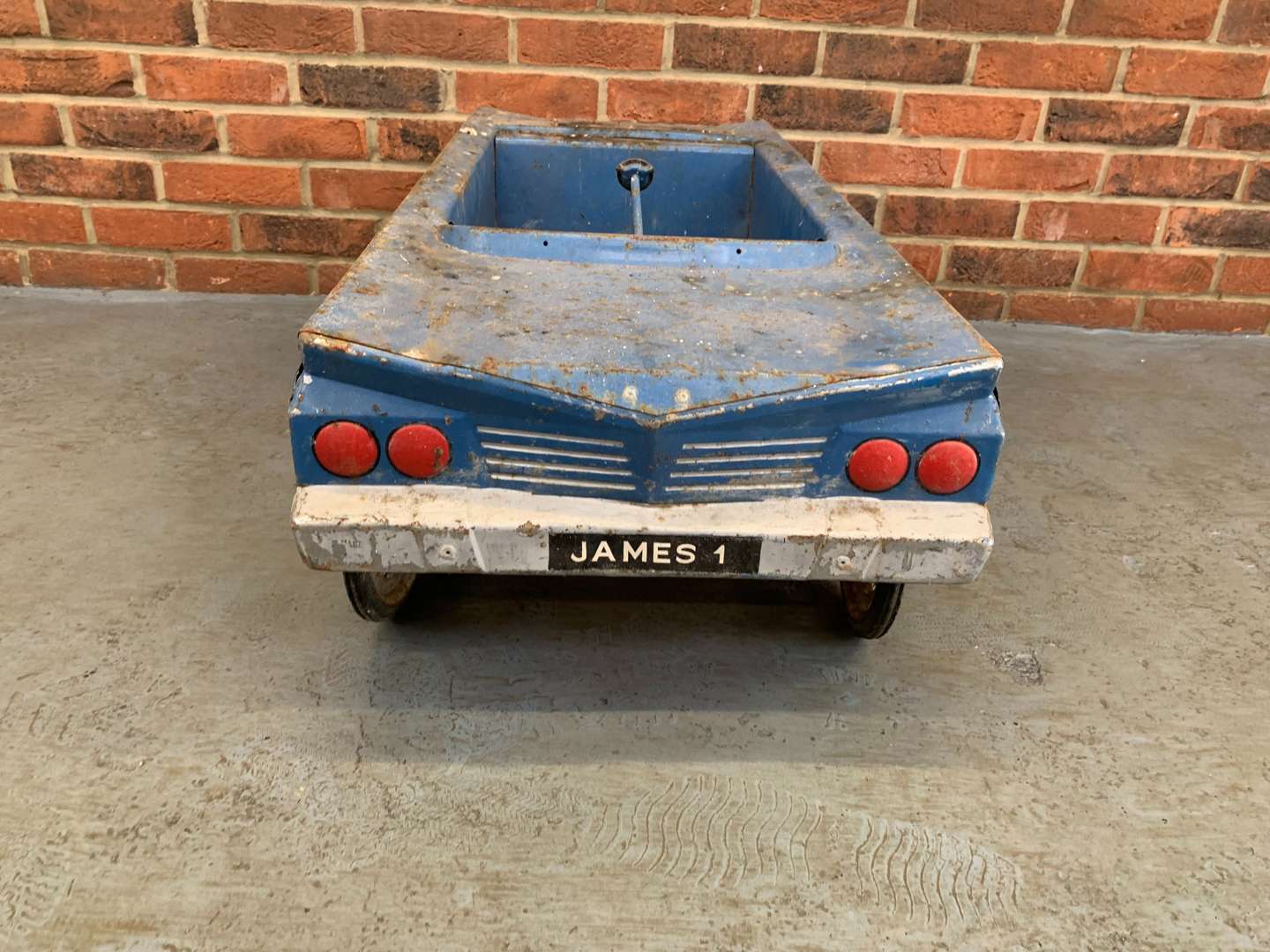 <p>Vintage Tin Plate “James 1” Blue Childs Pedal Car (For Restoration)</p>