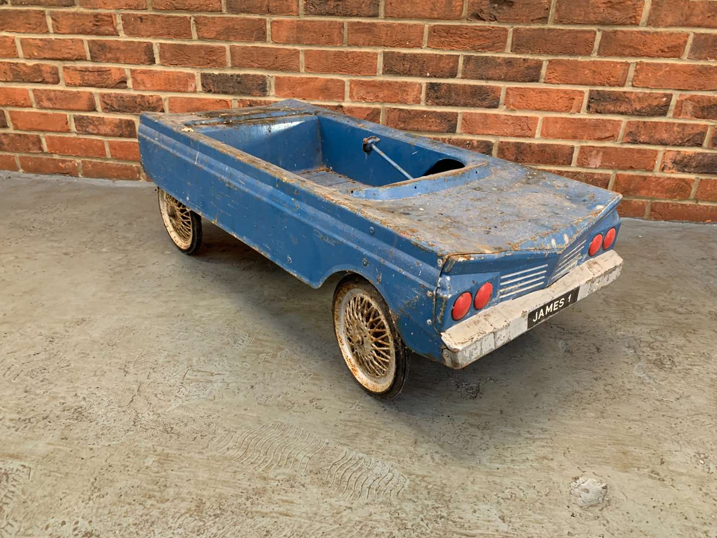 <p>Vintage Tin Plate “James 1” Blue Childs Pedal Car (For Restoration)</p>