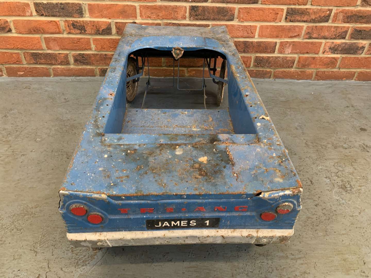 <p>Vintage Tin Plate “James 1” Blue Childs Pedal Car (For Restoration)</p>