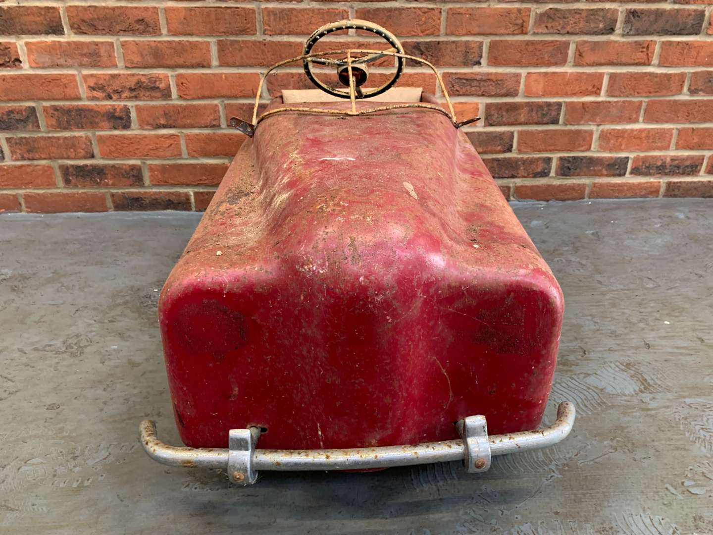 <p>Vintage Tin Plate Red and Cream Childs Pedal Car (For Restoration)</p>