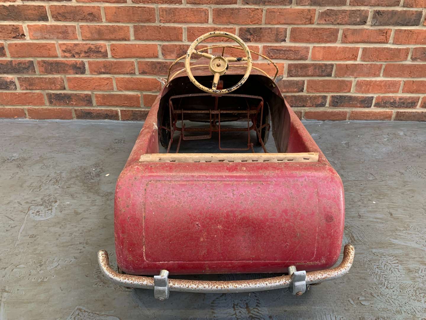 <p>Vintage Tin Plate Red and Cream Childs Pedal Car (For Restoration)</p>