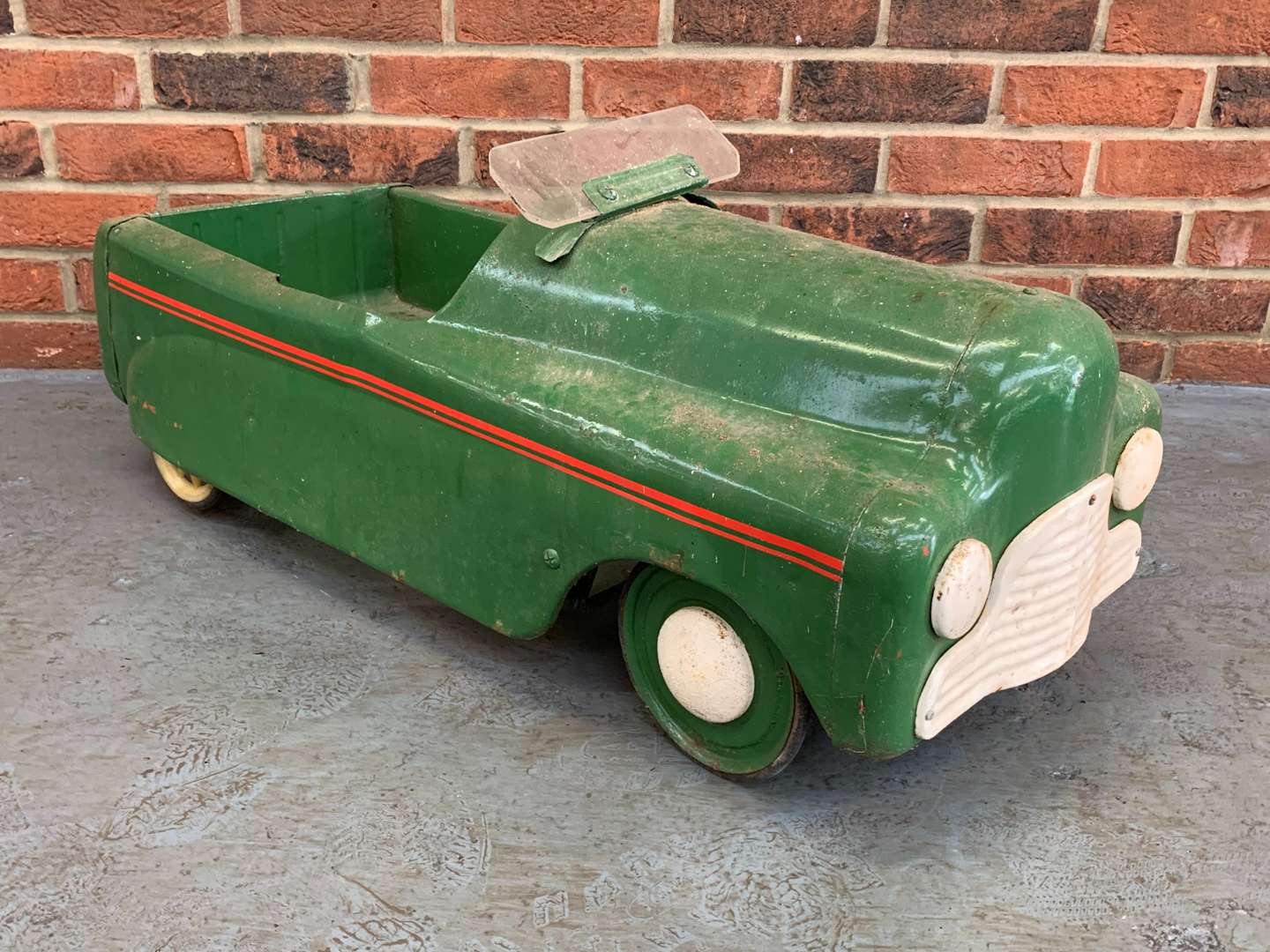 <p>Vintage Tin Plate Green Childs Pedal Car (For Restoration)</p>