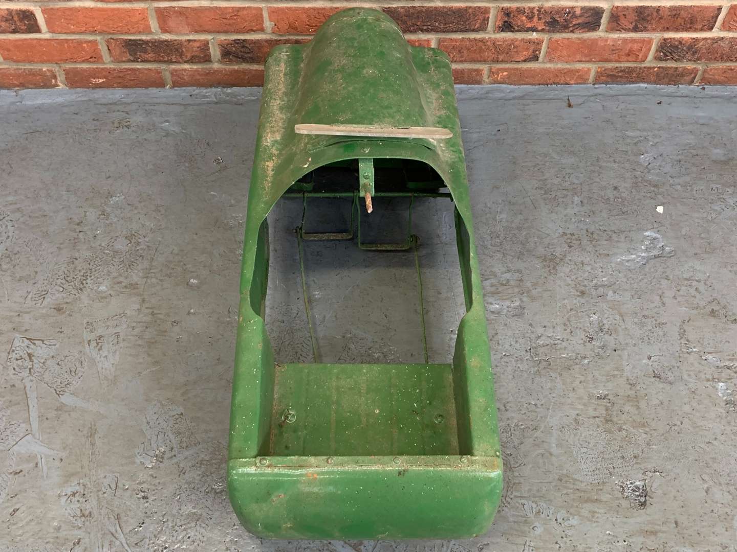 <p>Vintage Tin Plate Green Childs Pedal Car (For Restoration)</p>