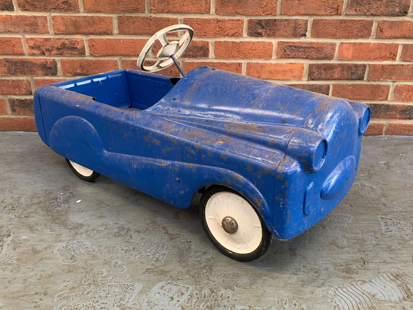 <p>Vintage Tin Plate Blue Childs Pedal Car (For Restoration)</p>