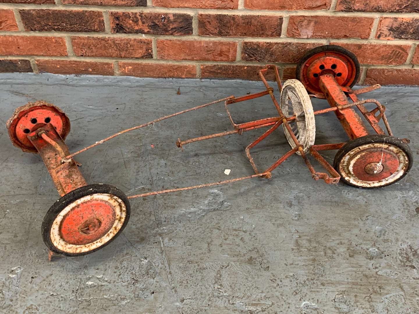 <p>Vintage Tin Plate Red Childs Pedal Car (For Restoration)</p>
