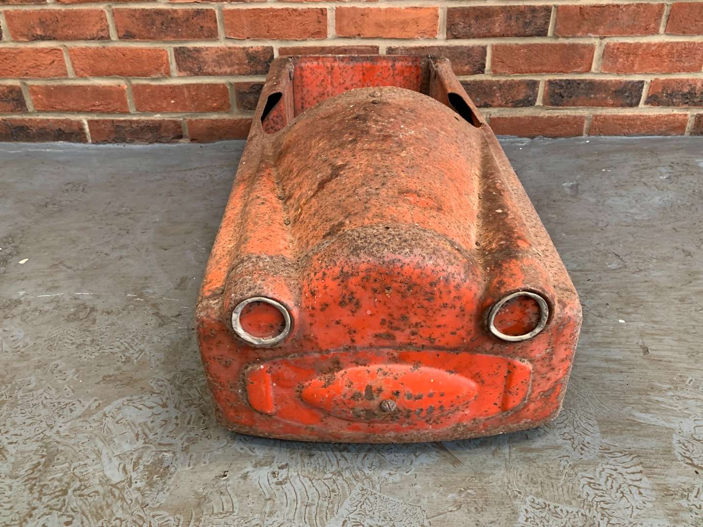 <p>Vintage Tin Plate Red Childs Pedal Car (For Restoration)</p>