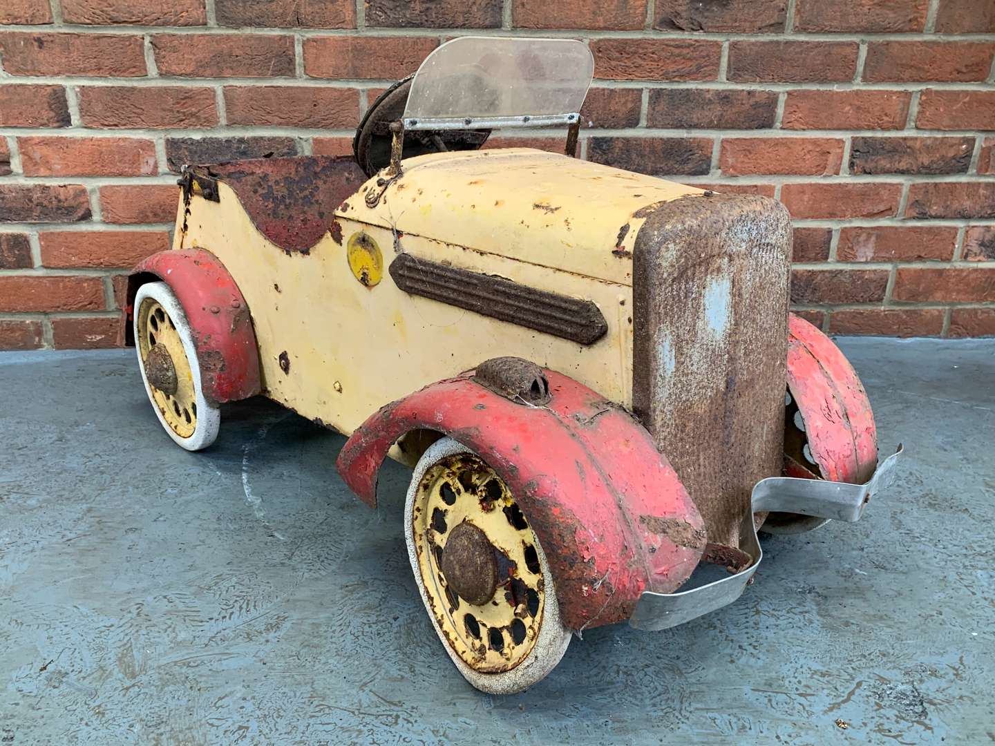 <p>Vintage Tin Plate Red and Yellow Childs Pedal Car (For Restoration)</p>