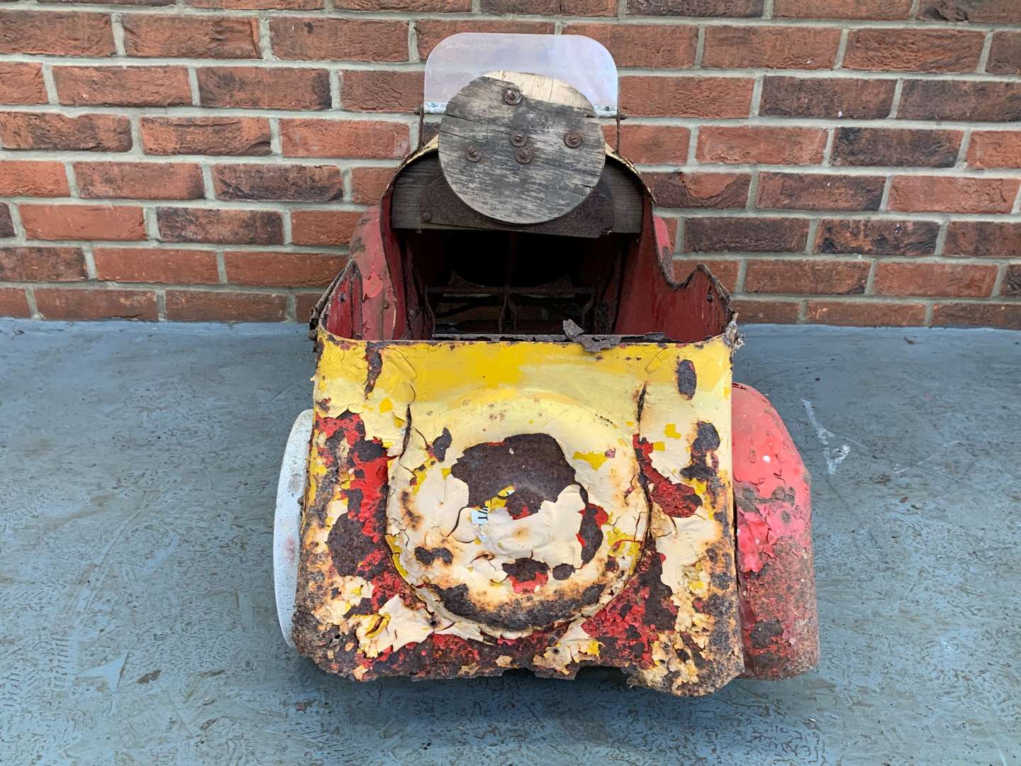 <p>Vintage Tin Plate Red and Yellow Childs Pedal Car (For Restoration)</p>