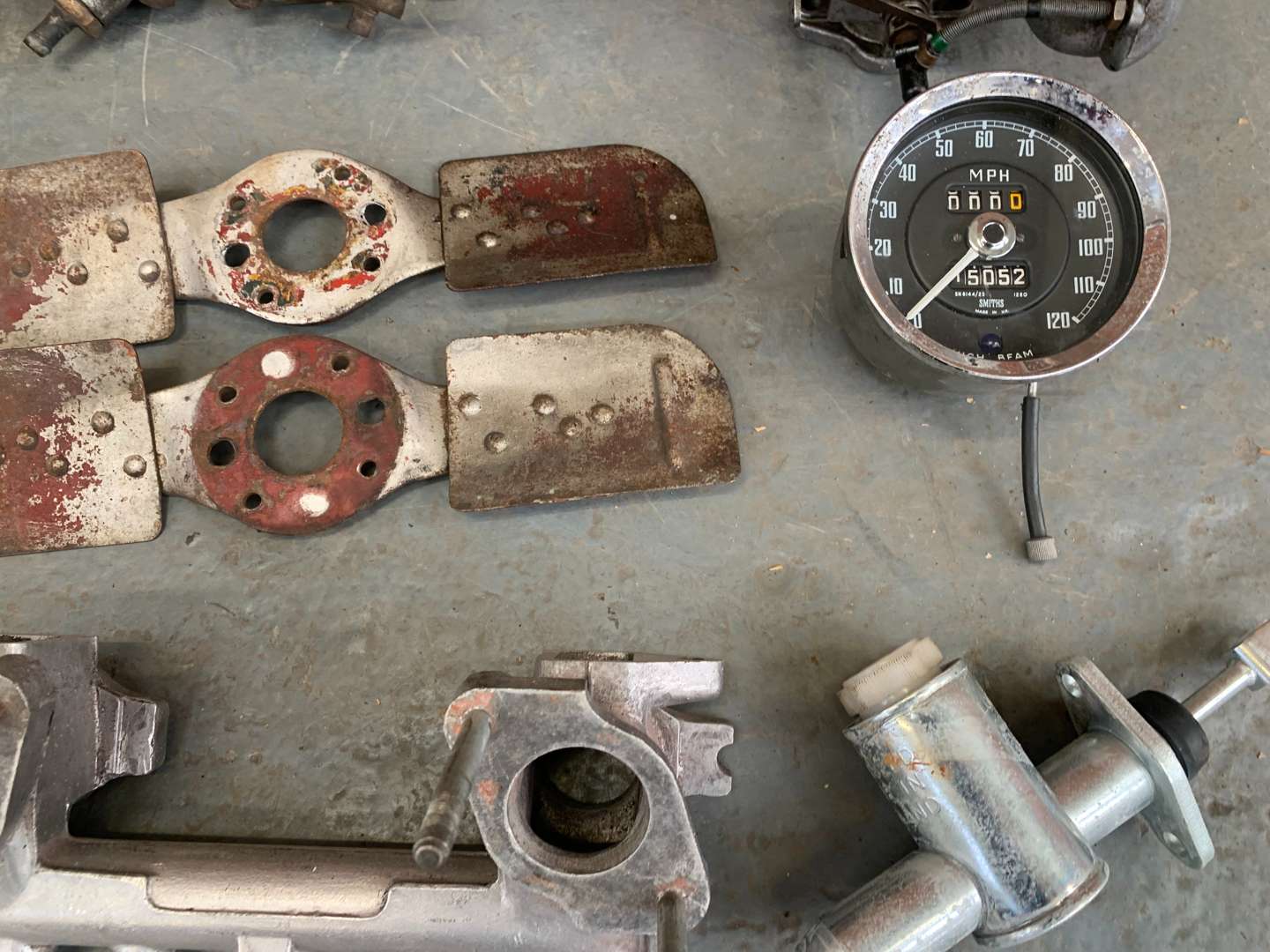 <p>Mixed Lot MGB Parts Carbs, Oil Pump, Manifold Inlet/Exhaust Etc</p>