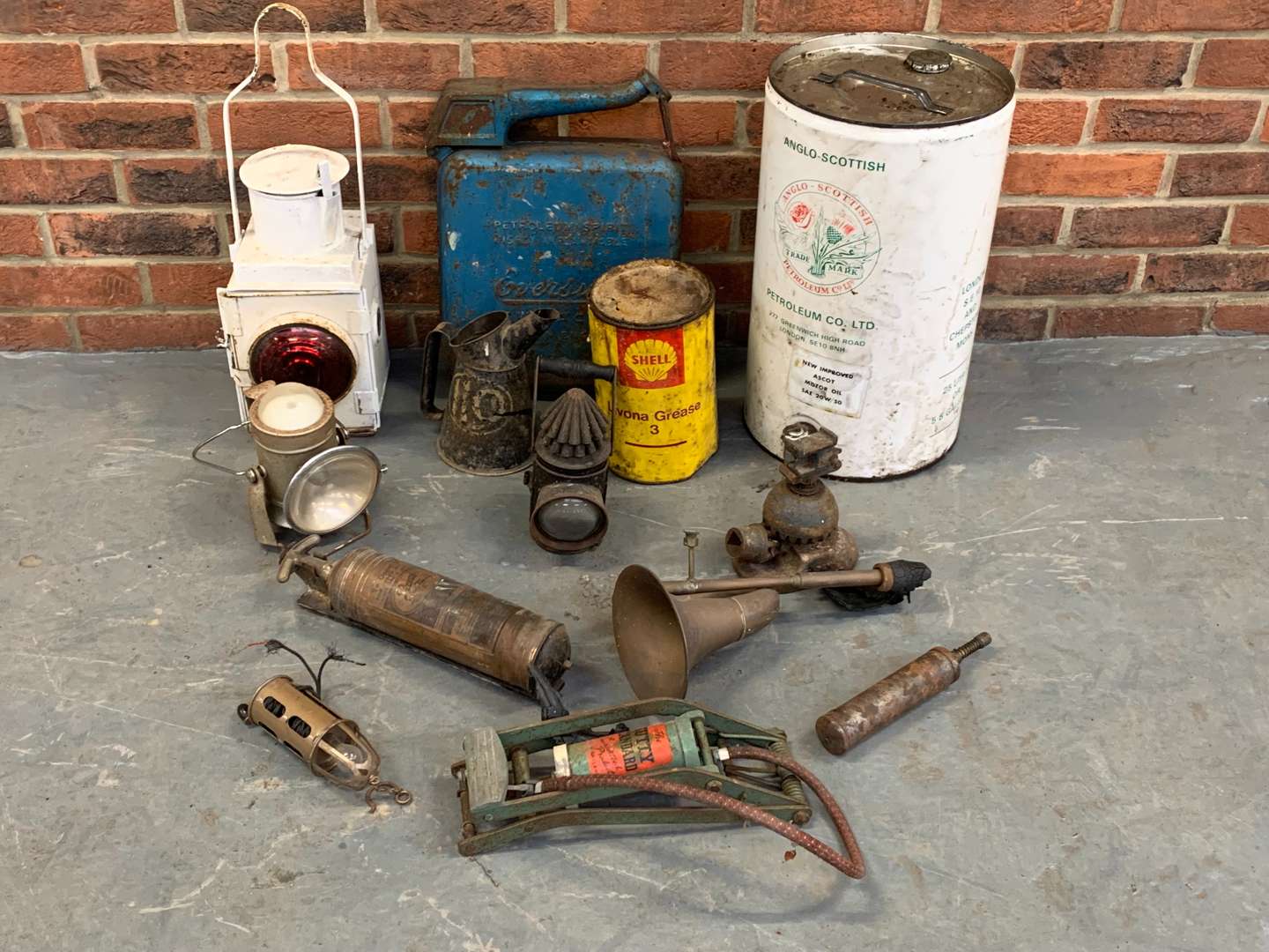 <p>Mixed Lot of Oil Cans, Railway Lights Etc</p>