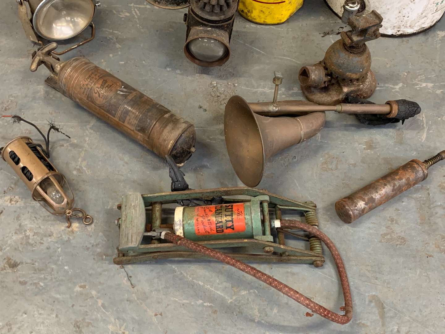 <p>Mixed Lot of Oil Cans, Railway Lights Etc</p>
