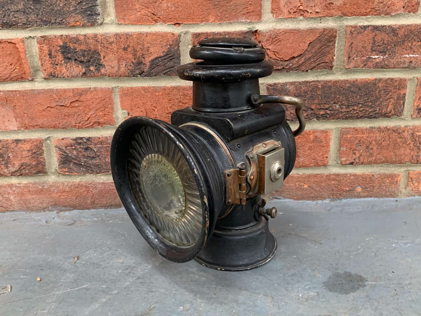 <p>Vintage Metal Castle Lamp</p>