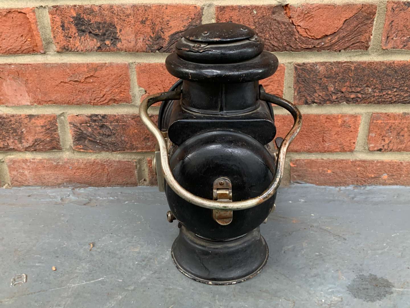 <p>Vintage Metal Castle Lamp</p>