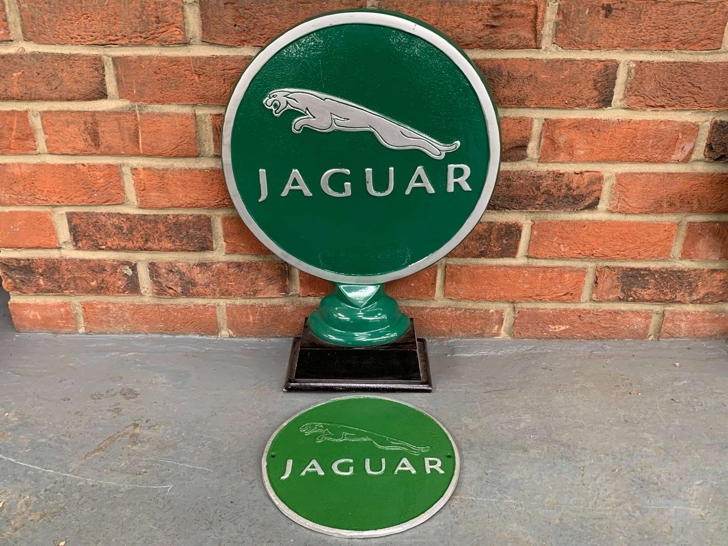 <p>Modern Cast Aluminium Jaguar Display and Cast Iron Plaque (2)</p>
