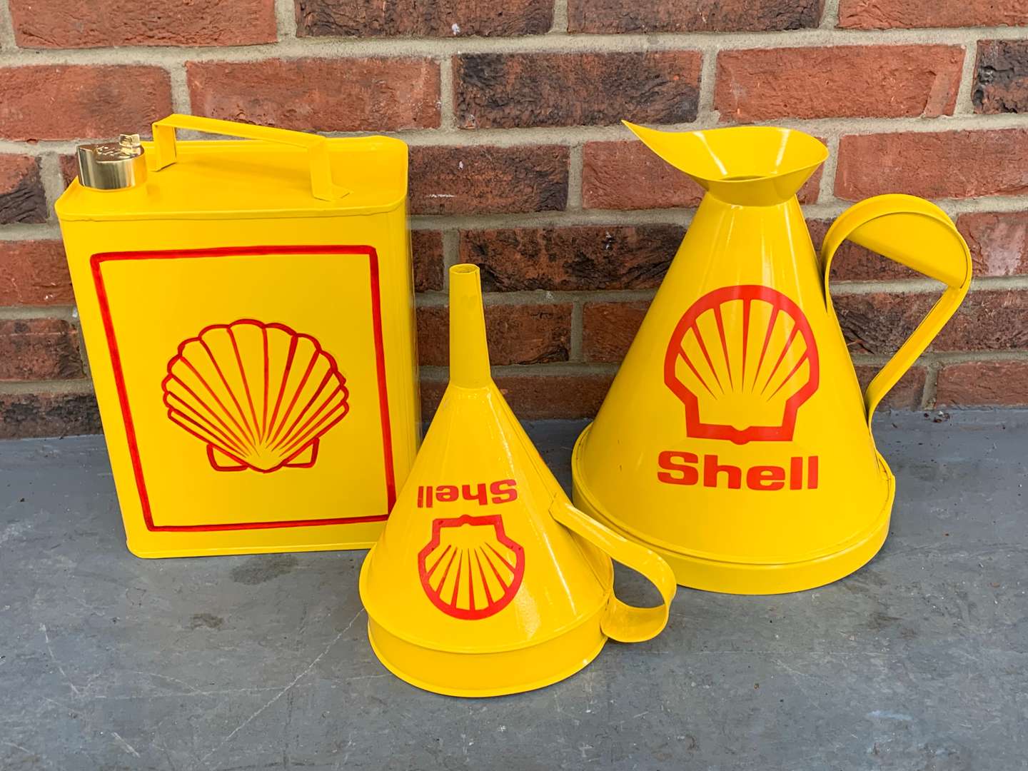 <p>Modern Shell Set, Fuel Can, Oil Jug and Funnel (3)</p>