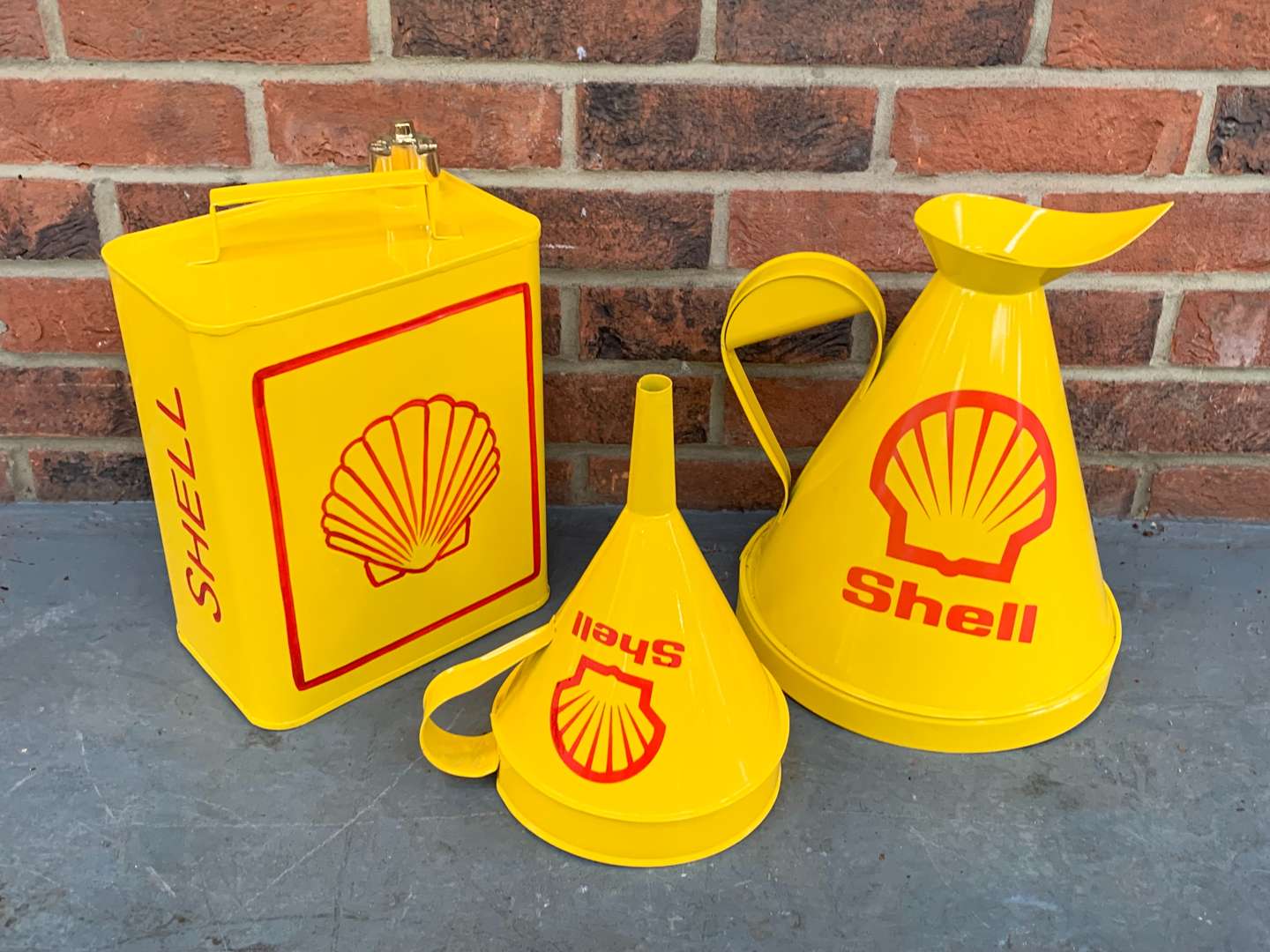 <p>Modern Shell Set, Fuel Can, Oil Jug and Funnel (3)</p>