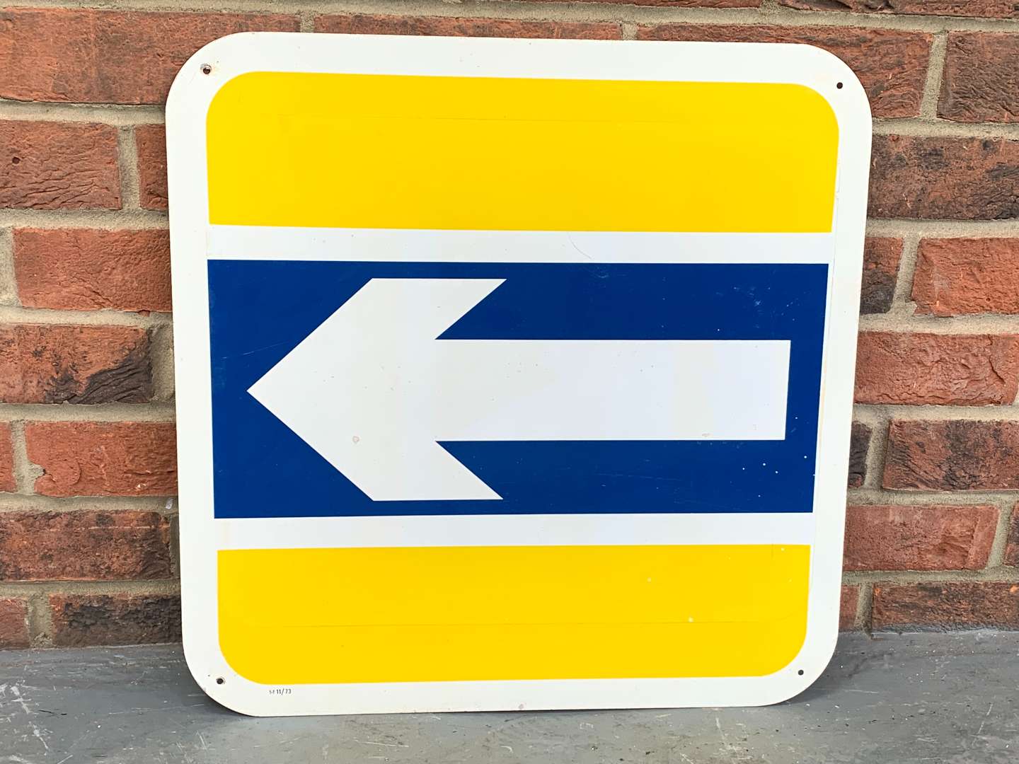 <p>Aluminium Duckhams Liveried Arrow Sign</p>