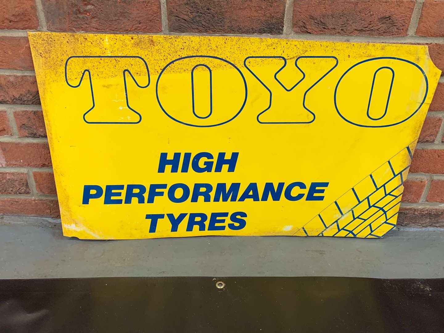 <p>Plastic Toyo Tyres Sign and Kumho Tyres Banner (2)</p>