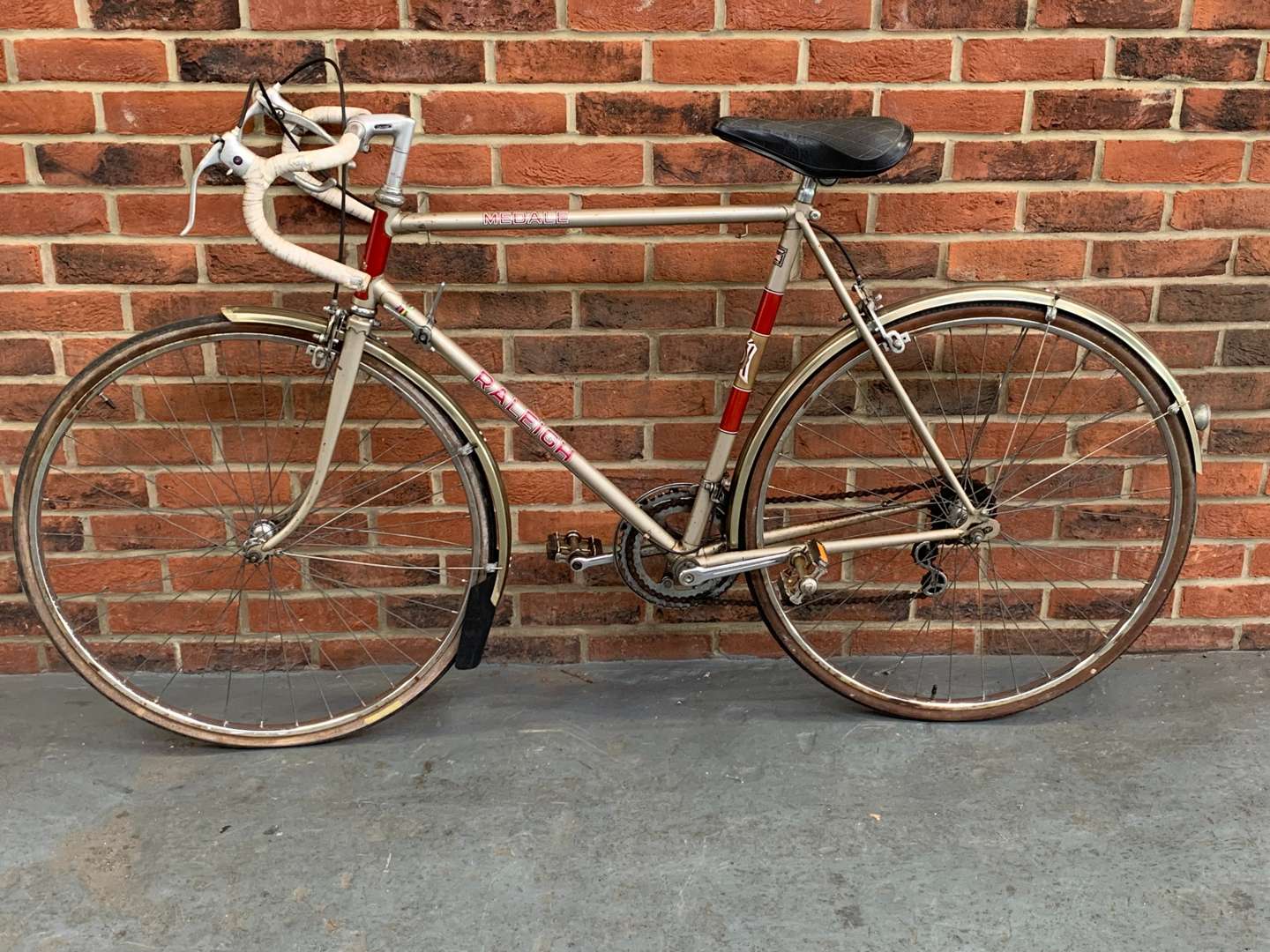 <p>Vintage Raleigh Medale Race Bicycle</p>