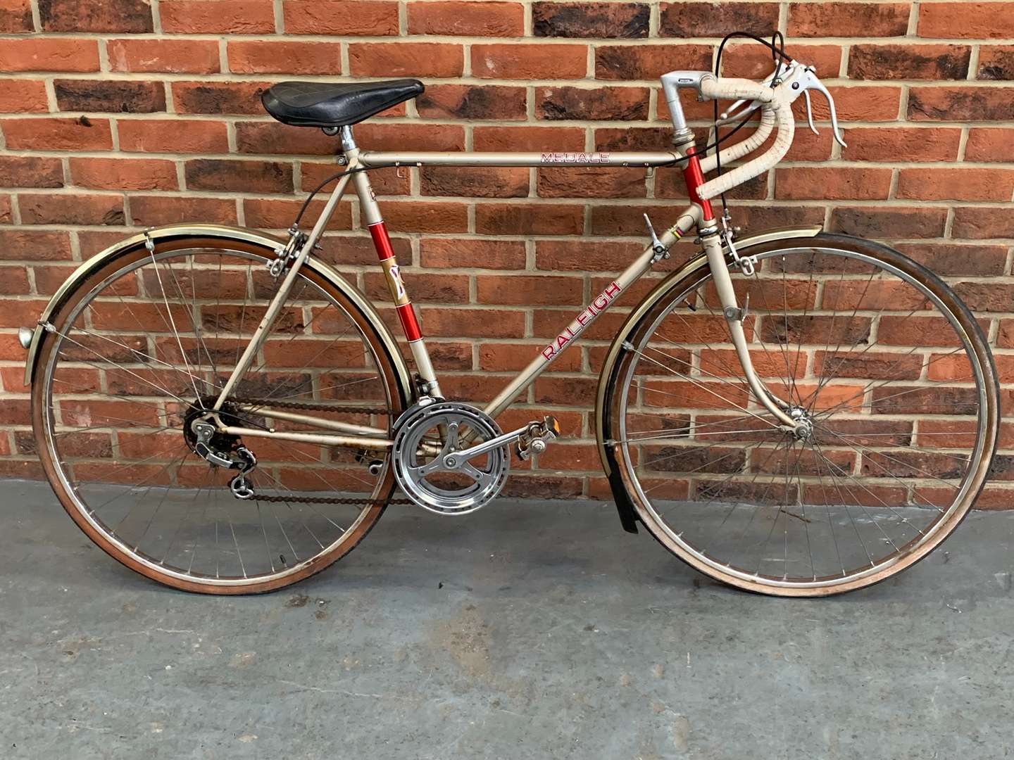 <p>Vintage Raleigh Medale Race Bicycle</p>