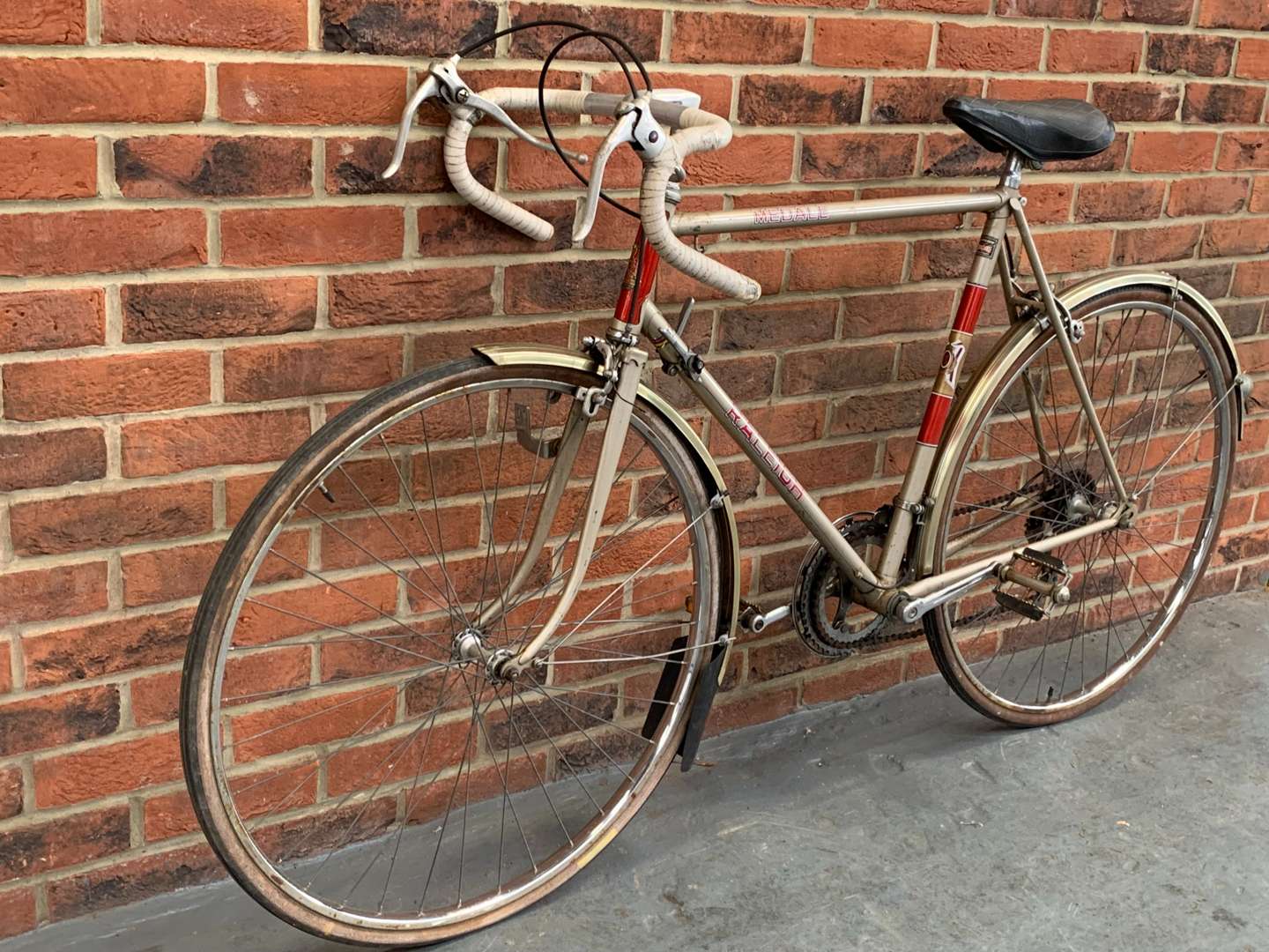 <p>Vintage Raleigh Medale Race Bicycle</p>