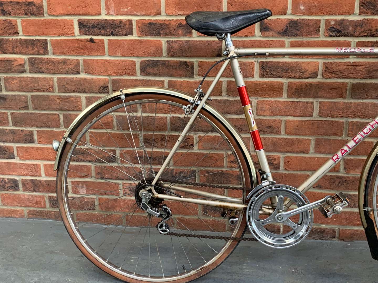 <p>Vintage Raleigh Medale Race Bicycle</p>