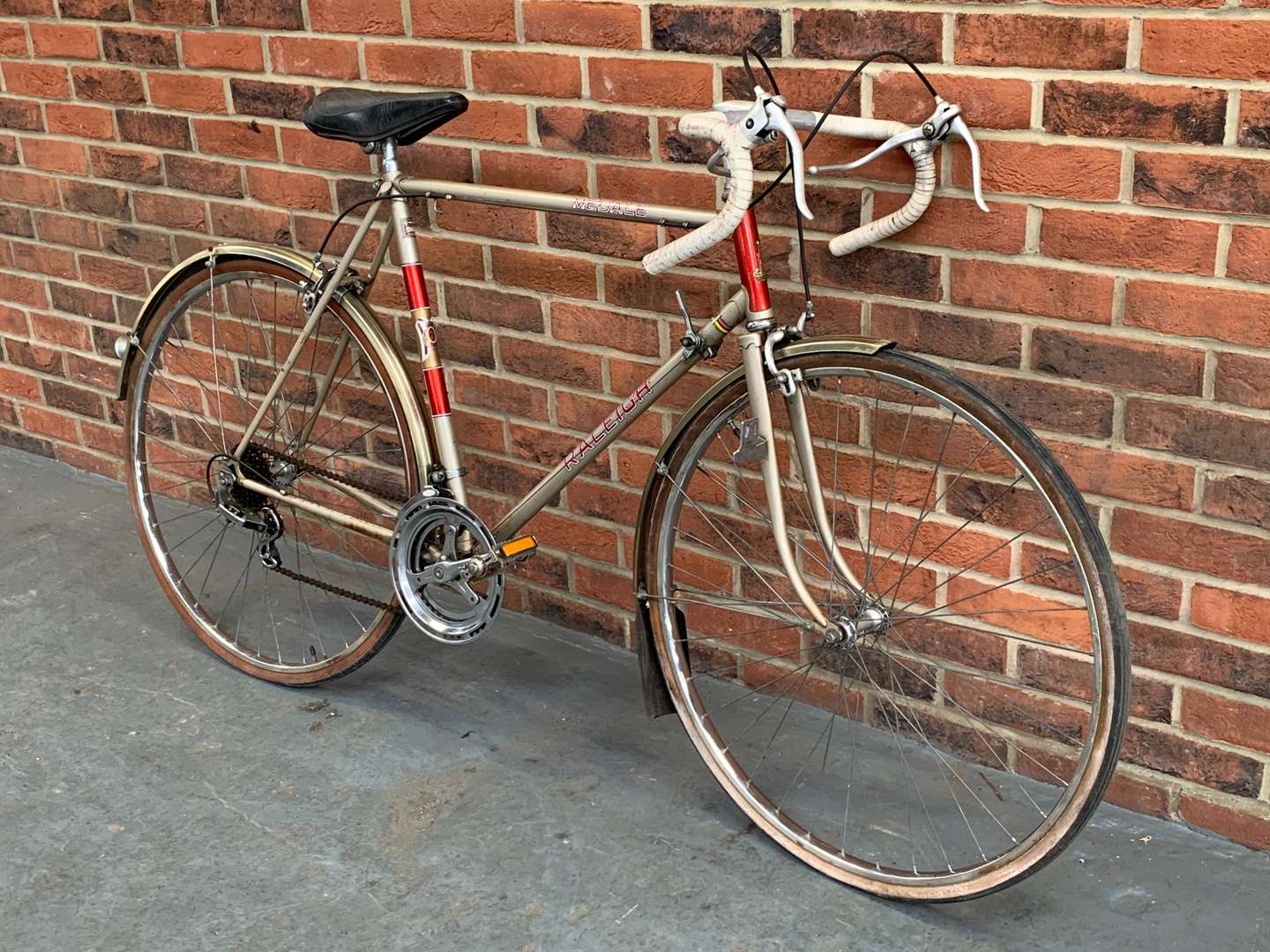 <p>Vintage Raleigh Medale Race Bicycle</p>