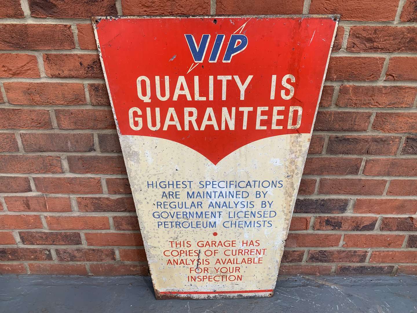 <p>Metal VIP Quality Is Guaranteed Wedge Shaped Sign</p>