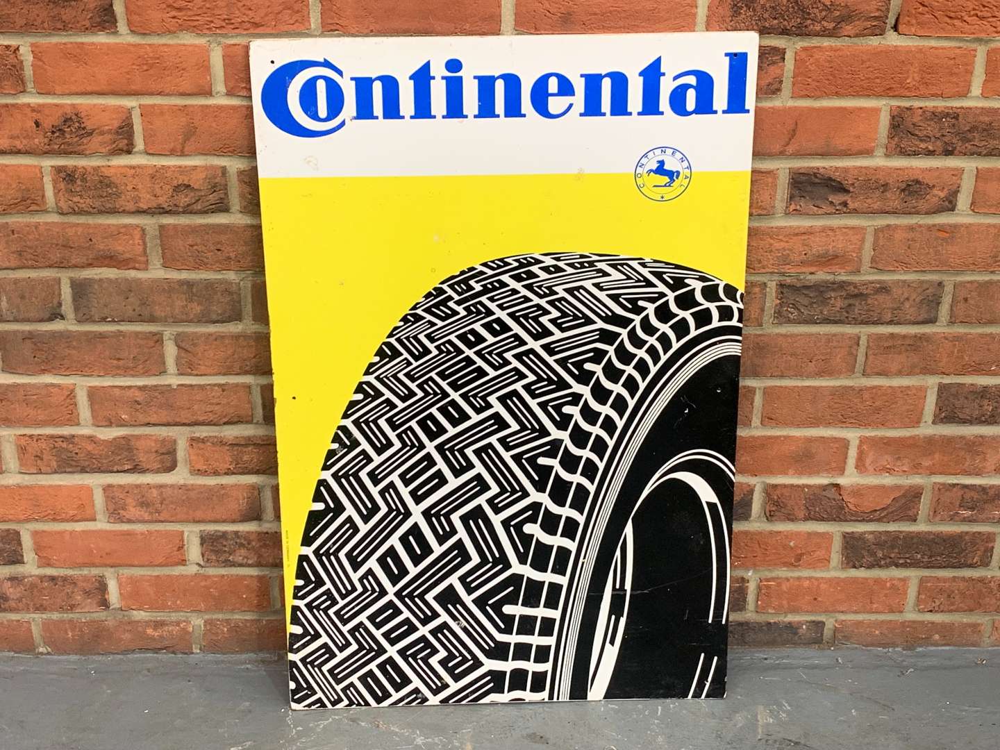 <p>Continental Tyre's Sign on Board</p>