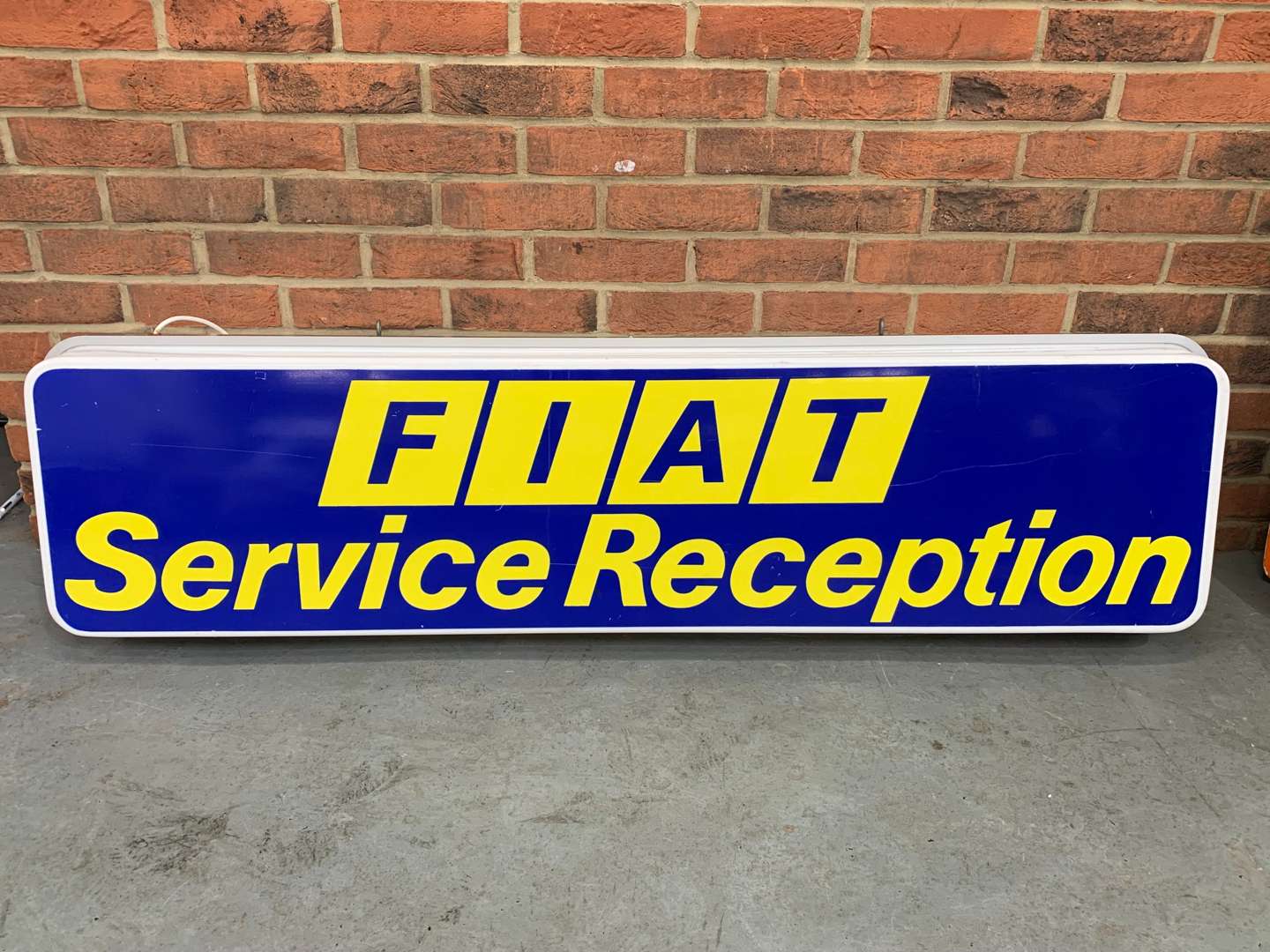 <p>Original Double Sided Fiat Service Reception Illuminated Sign</p>