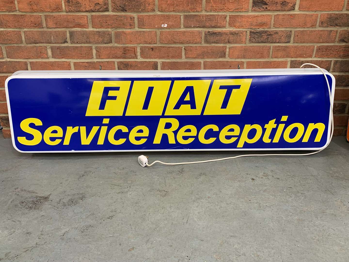 <p>Original Double Sided Fiat Service Reception Illuminated Sign</p>