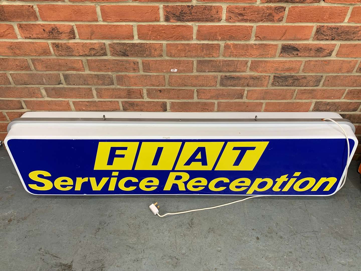 <p>Original Double Sided Fiat Service Reception Illuminated Sign</p>