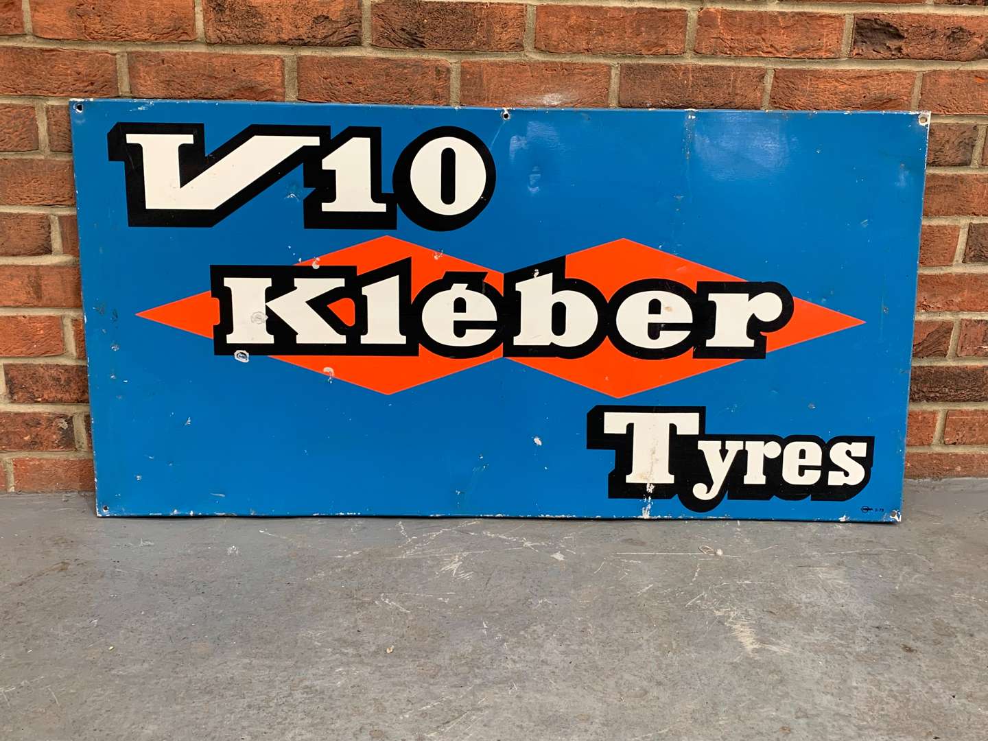 <p>Aluminium V10 Kleber Tyre's Sign</p>