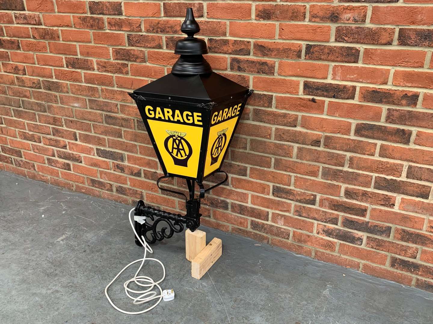 <p>Modern AA Garage Wall Mounted Illuminated Lantern</p>