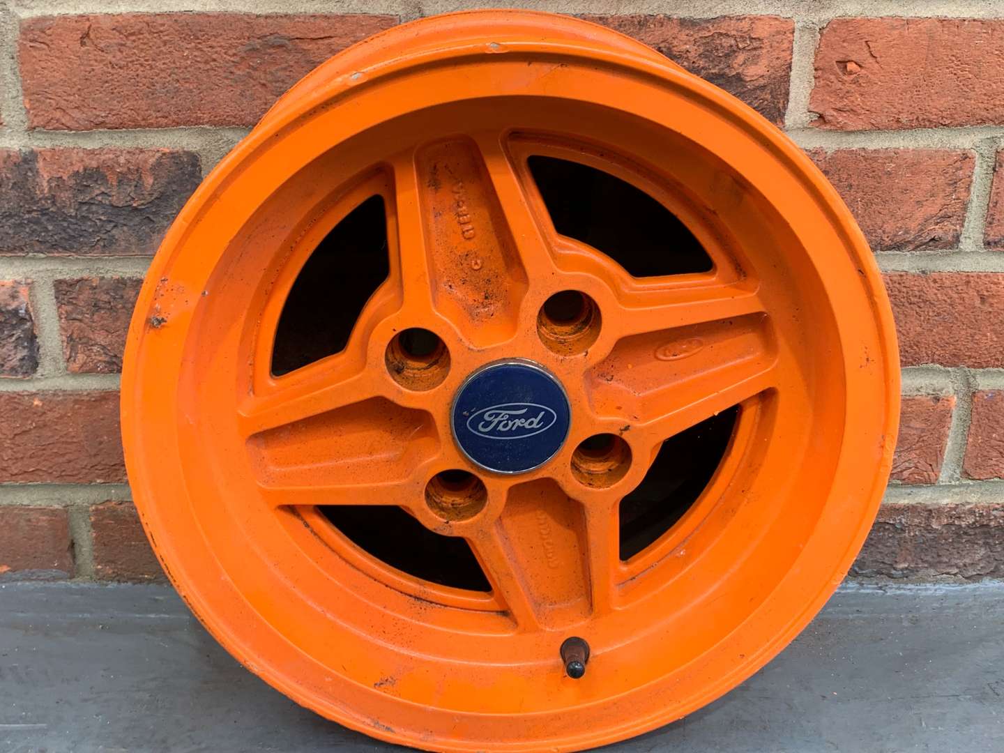 <p>Set of Five Orange Ford Alloy Wheels</p>