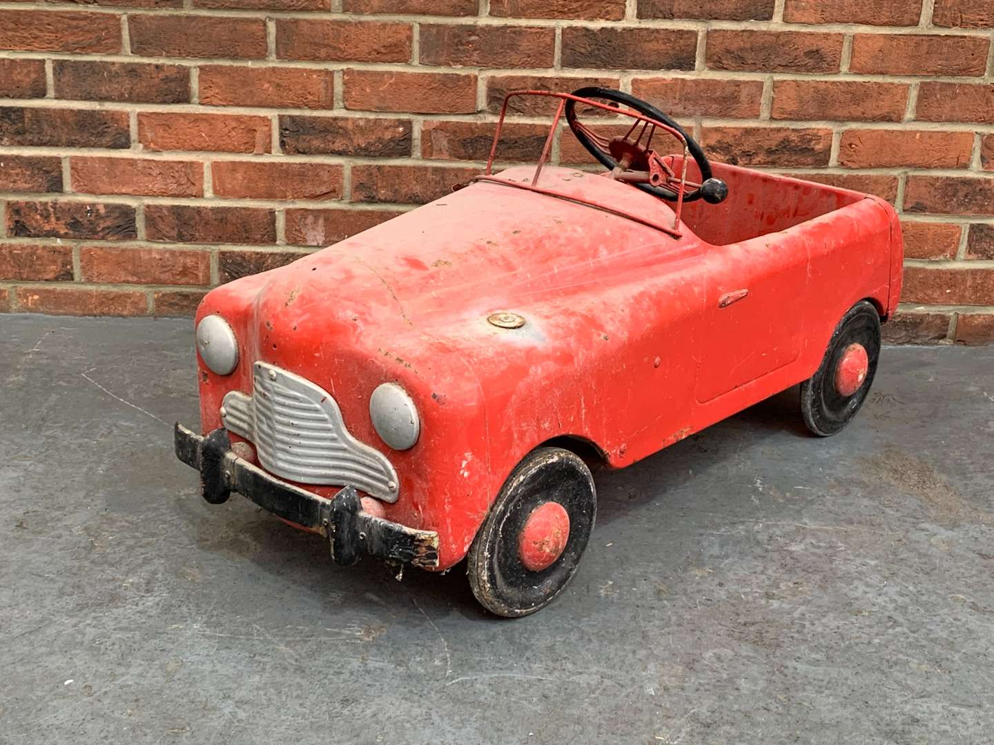 <p>Vintage Tin Plate Childs Pedal Car</p>