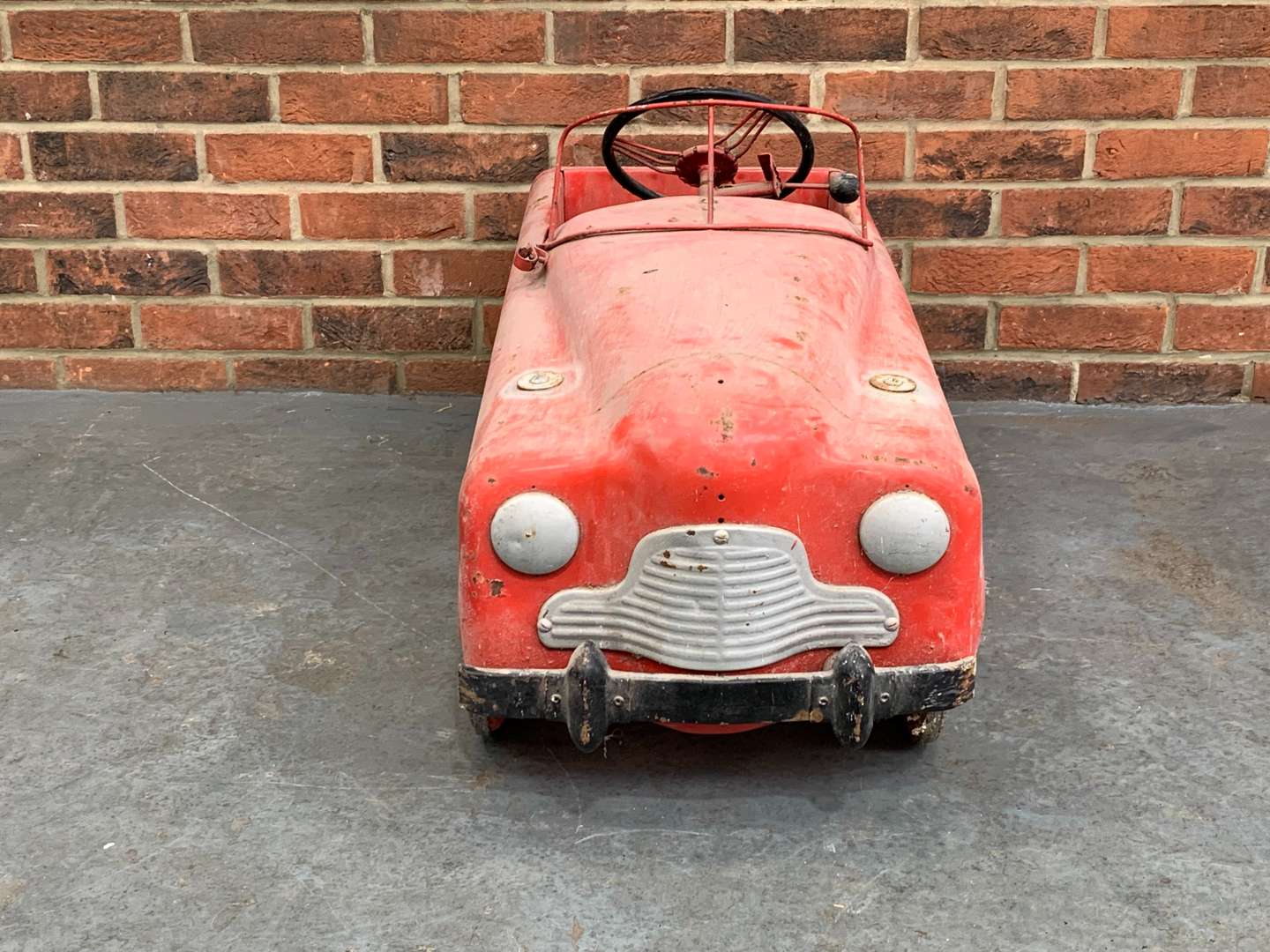 <p>Vintage Tin Plate Childs Pedal Car</p>